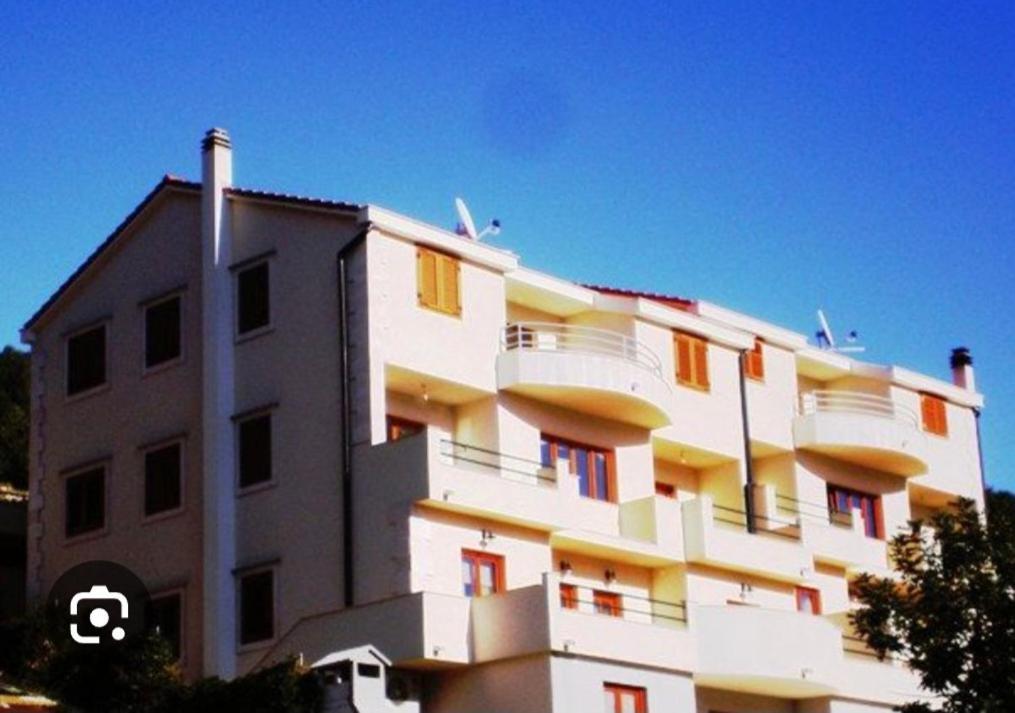 Apartments Belic With Pool 耶尔萨 外观 照片