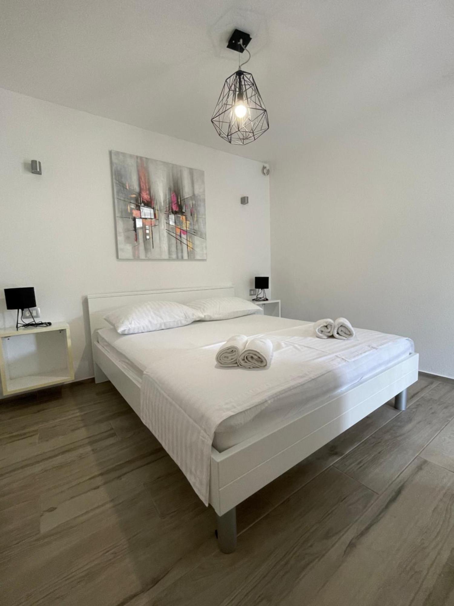 Apartments Belic With Pool 耶尔萨 外观 照片